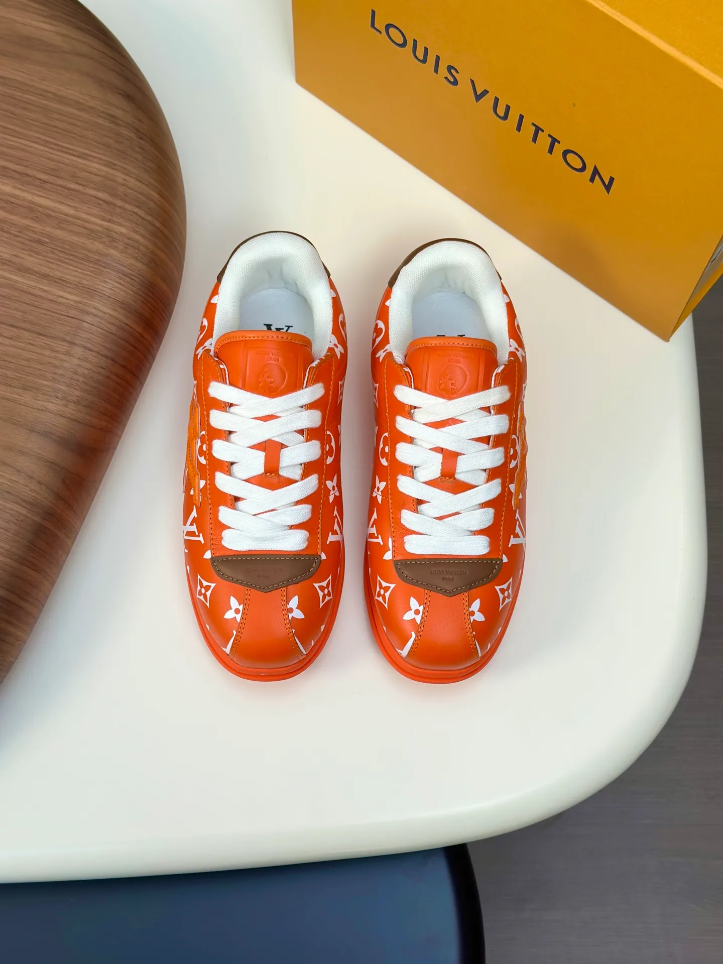 Factory direct sale ¥700💰Full set of packaging💰Top version LV-Louis Vuitton-Classic catwalk new style 1:1 developed replica of the original version! ! The upper foot is very comfortable. It is made of luxurious materials and fine workmanship. The midsole is printed with English letters "Made in Europe". The upper is made of calfskin imported from Italy. The side is decorated with the brand's LOGO and signature. The latest latex foot pads and mesh lining make the foot feel super comfortable. Original factory special supply of original two-color T men's shoes 💰U combination outsole. Bag technology Goodyear stitched edges Fabric: Exclusive custom first-layer cowhide Accessories: Exclusive private model Vuitton logo, lining: Customized silk mesh lining - first-layer silk cowhide lining Outsole: T men's shoes 💰U combination outsole wear-resistant, non-slip and anti-yellowing Foot pads: new latex pads-mesh sweat-absorbent Counter technology: fully computerized sewing machine wire drawing Toe cap Back cover Hot and cold shaping A complete set of pull-top lasts with medium and low logo patterns. Counter packaging - shoelaces, certificates, cards, instructions, certificates, dust bags. The most comprehensive packaging on the Internet. Men's model 339-44 (38/45 custom-made, non-returnable!